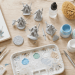Matériel peinture figurine sur établi lumineux