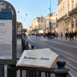 Quartiers de Bordeaux à éviter : zones sensibles, panneau et carte sur une rambarde