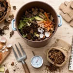 Comment faire du compost : 2/3 humides, 1/3 secs (épluchures, marc de café, feuilles)