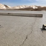 dalle béton qui fissure au séchage : fissure de retrait sur surface