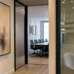 Decoration bureau entreprise : tableaux muraux et vitrophanie en bureau moderne