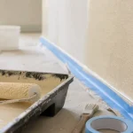 Peindre du tissu mural : rouleau sur tissu collé, sans décollement