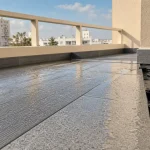 Revetement sol balcon : lames WPC, dalles antidérapantes et gazon synthétique