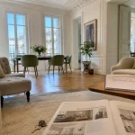 Acheter appartement haussmannien à Paris : salon haussmannien, moulures et parquet