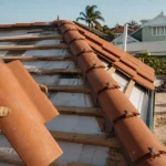 Tuile faitiere en terre cuite sur chantier, pose sur faîtage