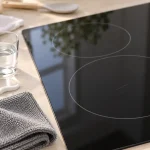 Rayure plaque induction sur vitrocéramique, microfibre et eau pour nettoyer