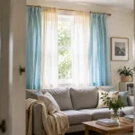Type de rideau : voilage clair et occultant bleu ciel dans un salon lumineux